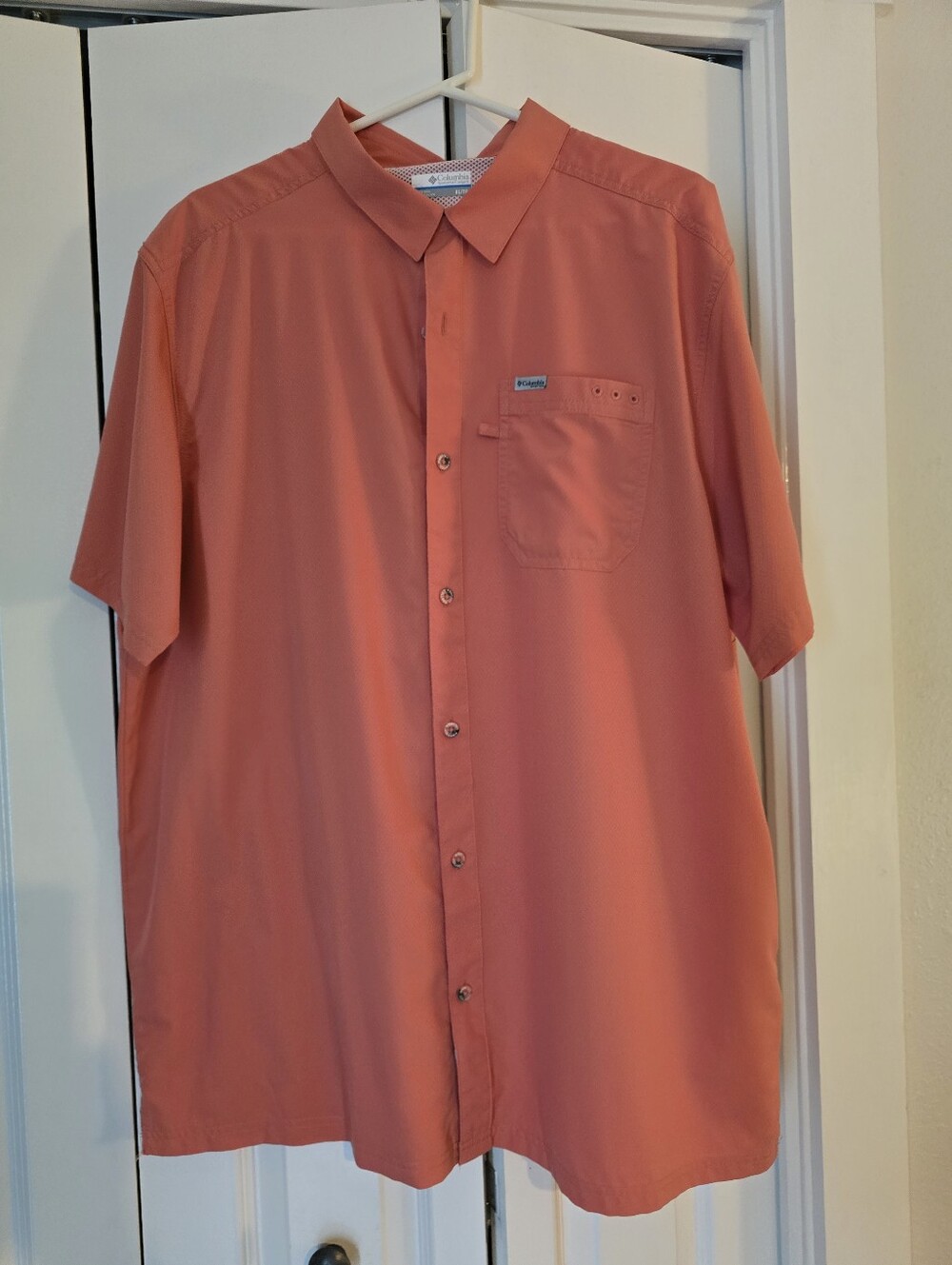 Columbia PFG Omni-Shade Short-Sleeve Button-Down Shirt in Coral Peach XL
